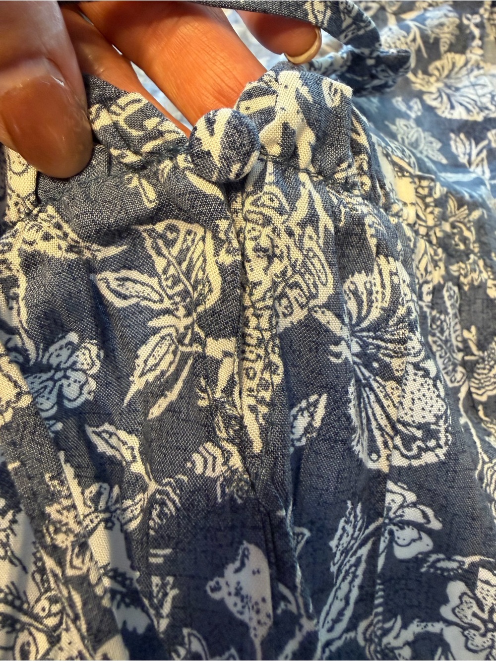 NWT Angels Blue Floral Sleeveless Tie-Neck Top Size M - Picture 6 of 8